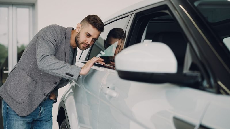 Jak porównać kilka samochodów przed zakupem i wybrać auto najlepiej dopasowane do swoich potrzeb?